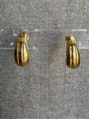 Vintage Napier Gold Tone Ribbed Clip Earrings | Classic Door Knocker Hoop
